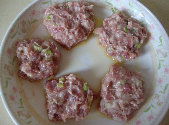 营养健康:芹菜猪肉丸,盘底抹油,把陷挤成丸子,轻轻压扁