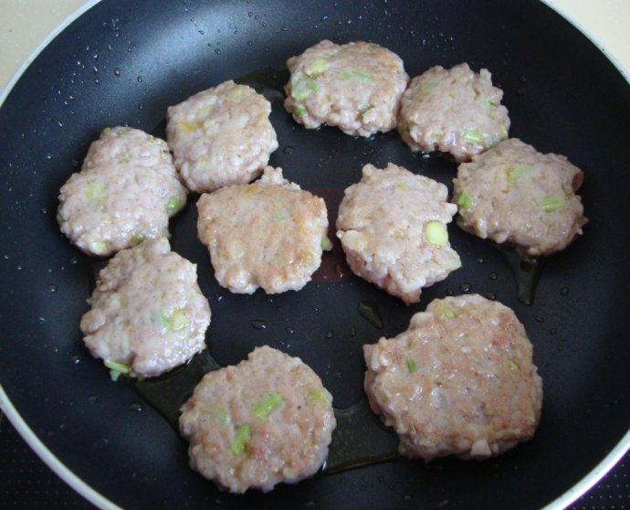 营养健康:芹菜猪肉丸,煎至表面发脆、定型