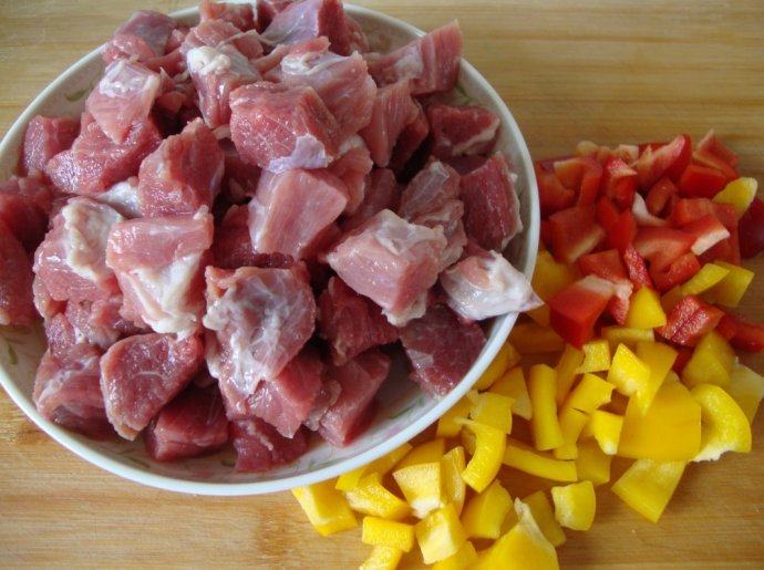 健康美味：粗粮牛肉粒 ,牛肉、彩椒改刀
