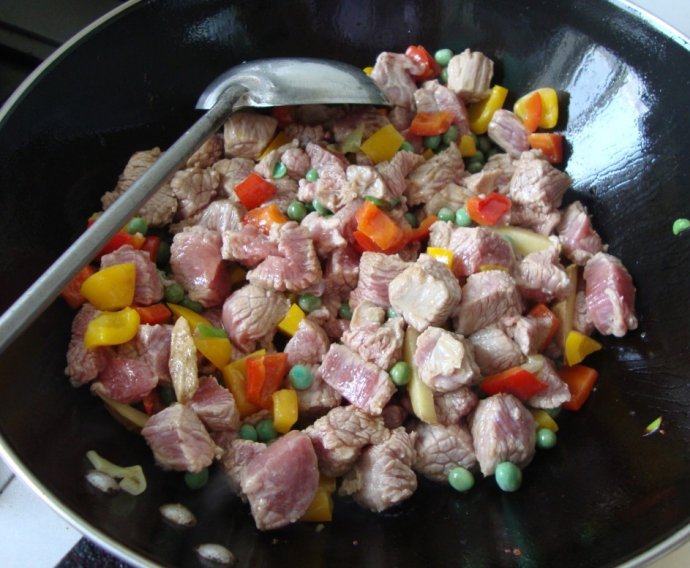 健康美味：粗粮牛肉粒 ,放入牛肉炒至半熟