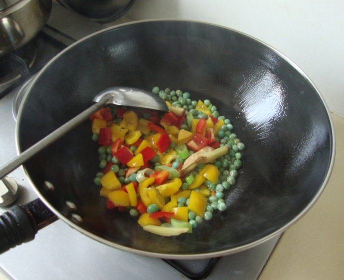 健康美味：粗粮牛肉粒 ,底油把葱姜爆香，放入彩椒、青豆炒香