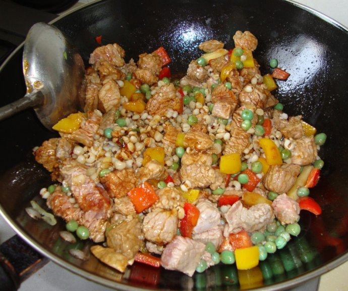 健康美味：粗粮牛肉粒 ,放入薏米、老抽、<a style='color:red;display:inline-block;' href='/shicai/ 692'>酱油</a>、<a style='color:red;display:inline-block;' href='/shicai/ 720'>胡椒粉</a>、耗油炒熟