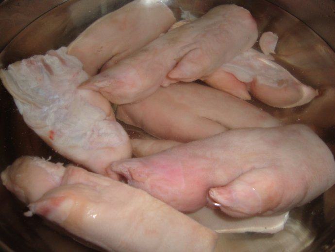 香卤猪蹄 ,猪蹄洗净凉水焯去血沫