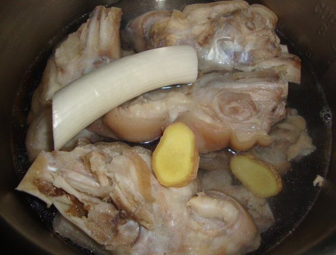 香卤猪蹄 ,放入高压锅,加热水、葱姜压制10分钟
