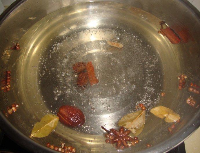 香卤猪蹄 ,香叶、<a style='color:red;display:inline-block;' href='/shicai/ 695'>八角</a>、<a style='color:red;display:inline-block;' href='/shicai/ 700'>花椒</a>、<a style='color:red;display:inline-block;' href='/shicai/ 710'>桂皮</a>、<a style='color:red;display:inline-block;' href='/shicai/ 3750'>肉桂</a>、<a style='color:red;display:inline-block;' href='/shicai/ 3770'>丁香</a>、三奈、<a style='color:red;display:inline-block;' href='/shicai/ 3766'>草果</a>、肉蔻加水煮出香味