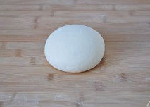 【培根披萨】,将所有披萨饼的原料和成面团,发酵完成后揉去气泡,盖保鲜膜醒面10分钟。