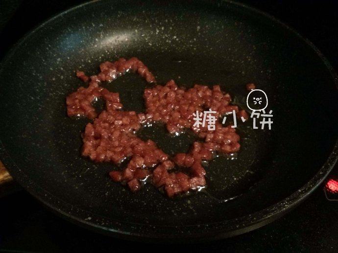 辣肠芝心炸饭团,萨拉米肠25G切小丁,加少许油用大火翻炒一下,加入150G米和500ML高汤