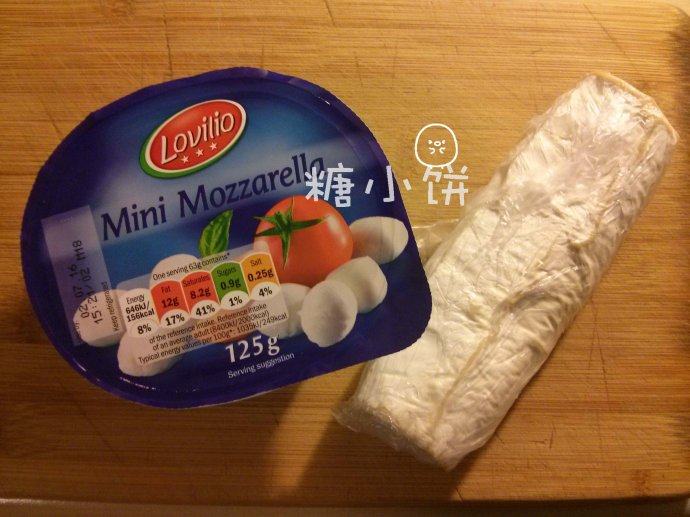 辣肠芝心炸饭团,材料图一张,左边是迷你的新鲜马苏里拉奶酪球,右边是山羊奶酪