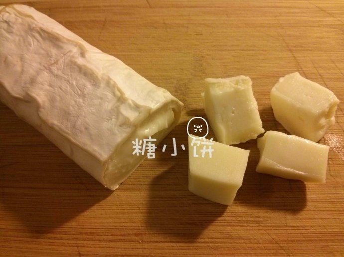 辣肠芝心炸饭团,山羊奶酪去除外面那层白绒,切成小块备用