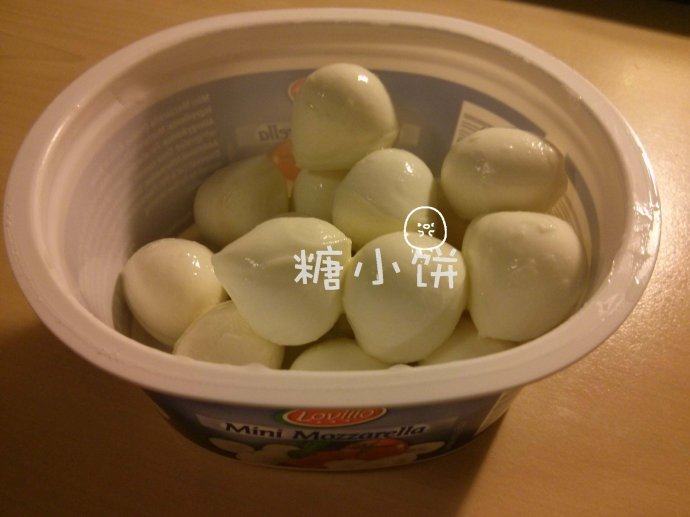 辣肠芝心炸饭团,新鲜的马苏里拉奶酪,专门买的迷你的,大小正好,不用处理