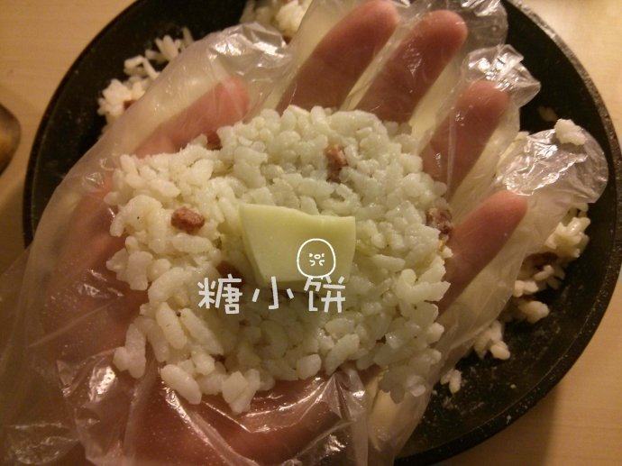 辣肠芝心炸饭团,取一团煮好的饭压扁,中间摆上一块山羊奶酪,马苏里拉款同样