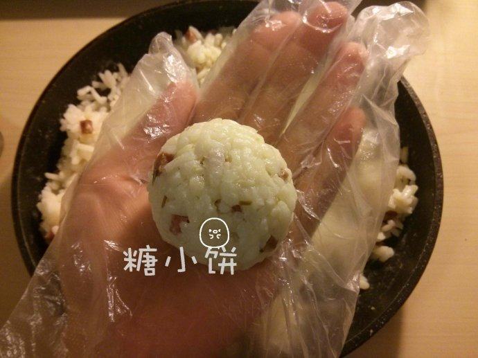 辣肠芝心炸饭团,包起来,捏紧成饭团,全部处理好所有的