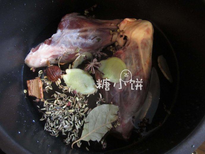 羊肉拉条子,羊前小腿洗净加姜5片，草果1个，香叶1片，桂皮1段，八角2个，小茴香1.5茶匙，花椒1茶匙和料酒2汤匙，加入清水至基本没过羊肉