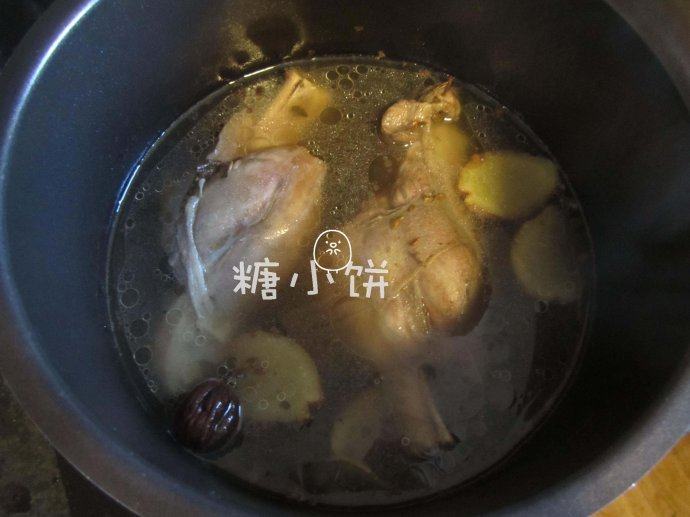 羊肉拉条子,高压锅上汽后压35分钟，自然放气后开盖，加盐调味备用