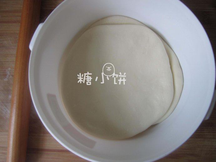 羊肉拉条子,面团所有材料揉光，分成两份。分别擀成两个厚约5MM的面饼，表面和底面均匀抹上植物油，醒30分钟