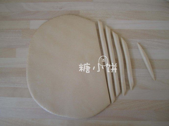 羊肉拉条子,取一张面饼切成宽约6MM的条状