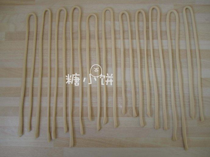 羊肉拉条子,拉长之后再次对折，再次抻拉