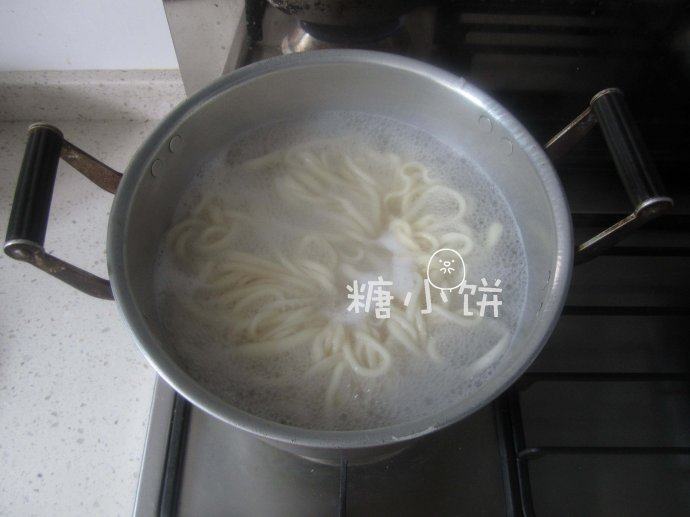 羊肉拉条子,.一般来说是边拉面边下锅，但是这需要保证一定的速度.熟以后捞出沥水