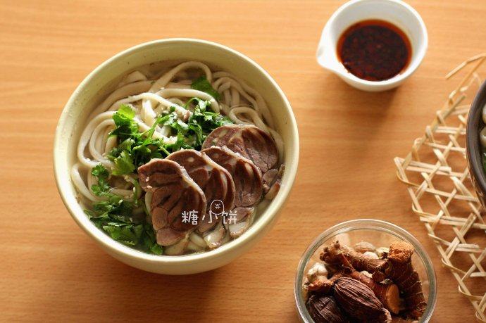 羊肉拉条子,之前炖好的羊小腿去骨切片，舀一碗炖羊肉的原汤，把煮好的面捞到汤里，码上羊肉片，再撒一把香菜碎即可。根据自己的口味还可以加些辣椒油调味。