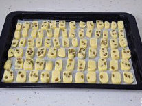 【葡萄干饼干】,整齐的排入烤盘中,放入烤箱,上火150度,下火140度,15分钟,烤焙至表面颜色微黄即可。