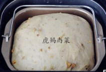 【酒香核桃面包】,然后盖上面包机的盖子让面团发酵至原来的两倍大。