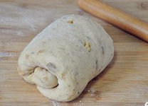 【酒香核桃面包】,将发酵好的面团取出，擀去气泡后醒面10分钟。