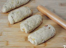 【酒香核桃面包】,然后将面团分成等量的小面团，分别擀薄卷起后再醒十分钟。