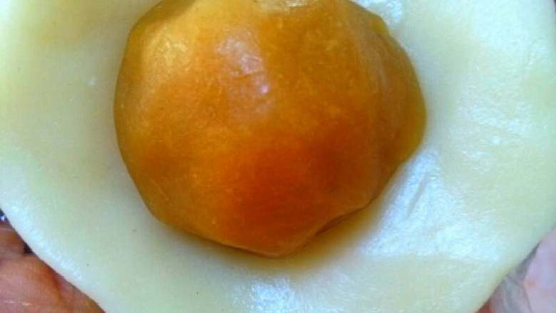 萌宝冰皮月饼#中秋食饼记#,再取一份面团捏薄,边沿尽量捏薄点,再放上馅料