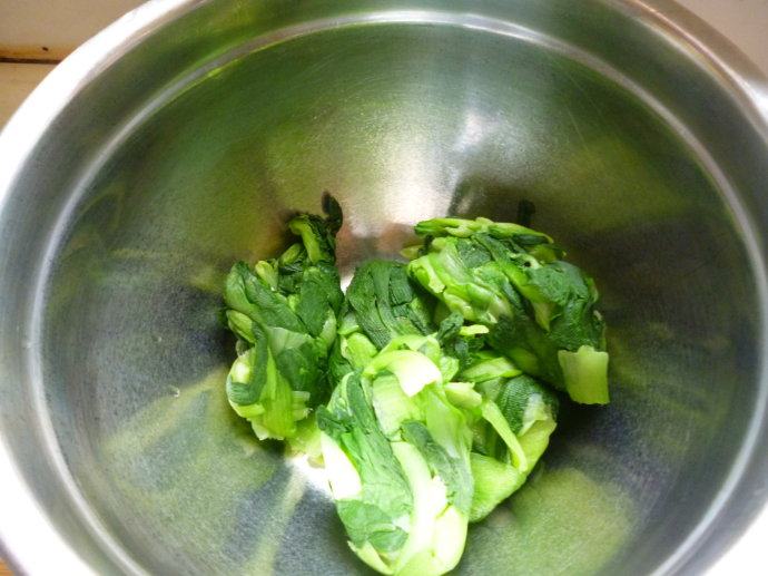 香菇菜包~街边早点自家做,小青菜泽洗干净,汆水后放凉至不烫手后包入纱布挤干水分,剁成碎末。