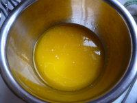 经典&美好~~纸杯海绵小蛋糕 ,不用清洗,直接把打蛋头放入材料A的容器中打发蛋黄,使蛋黄面糊颜色变浅体积变大。