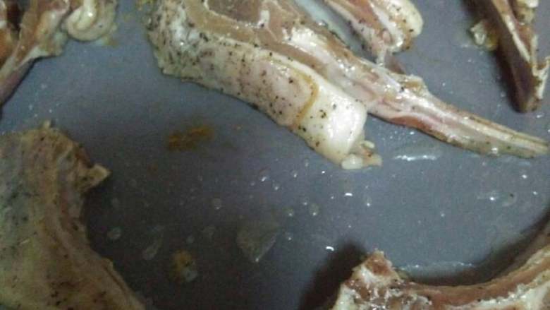 烤羊排,锅加热,放一点黄油,把腌制好的羊排放进去稍微煎一下锁住水分