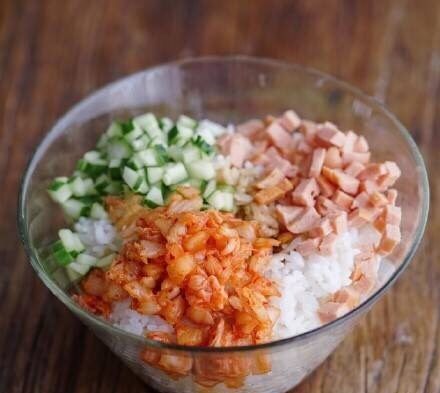 肉肉饭团,把准备好的食材放倒碗里备用