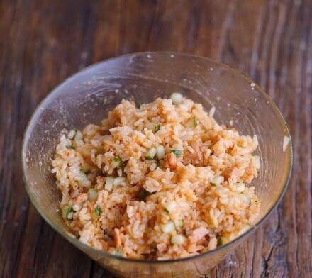 肉肉饭团,用手把米饭和食材抓匀备用