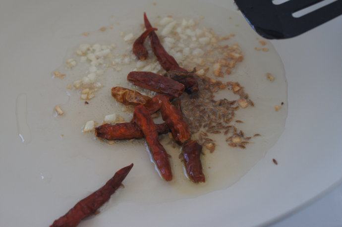 孜然菜花鸡肉干锅——够味儿的米饭杀手,锅热油,加入蒜蓉,姜蓉,<a style='color:red;display:inline-block;' href='/shicai/ 86474'>干辣椒</a>和孜然籽,翻炒至金黄爆香。