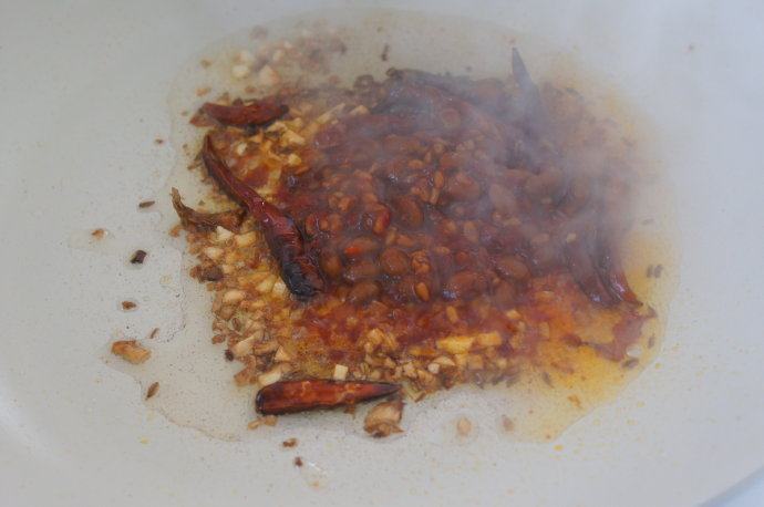 孜然菜花鸡肉干锅——够味儿的米饭杀手,加入豆瓣酱,爆香。