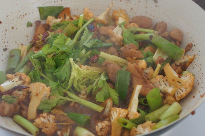 孜然菜花鸡肉干锅——够味儿的米饭杀手,加入葱,西芹,适量水,盖上锅盖,转小火将鸡肉焖熟。