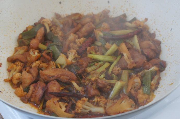 孜然菜花鸡肉干锅——够味儿的米饭杀手,开盖,中火收汁