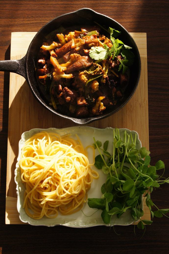 孜然菜花鸡肉干锅——够味儿的米饭杀手,将菜盛入加热好的铸铁锅或者铁板里,天冷时菜不会冷得快。如果有小灶的,可以小火加热慢慢吃,菜会更有味儿。撒上香菜,烫入面条和青菜,浓郁的汁儿一点也不浪费。
