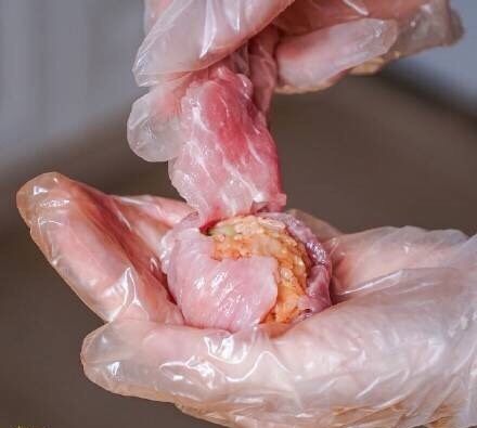 肉肉饭团,猪里脊肉切薄片，撒上一点点盐，调好的米饭搓成球状，用两片肉包裹好