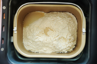 洋葱芝士培根吐司,面包桶内先放入<a style='color:red;display:inline-block;' href='/shicai/ 156925'>水</a>、鸡<a style='color:red;display:inline-block;' href='/shicai/ 1108'>蛋</a>，再放入<a style='color:red;display:inline-block;' href='/shicai/ 550'>高筋面粉</a>、<a style='color:red;display:inline-block;' href='/shicai/ 731'>酵母</a>、<a style='color:red;display:inline-block;' href='/shicai/ 10588'>糖</a>、盐，选择01欧式/柔软模式，重量750g，烧色中，进行制作；