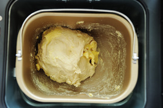 洋葱芝士培根吐司,第二次醒面结束后，放入<a style='color:red;display:inline-block;' href='/shicai/ 887'>黄油</a>，进行第三次揉面（无需暂停）；