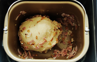 洋葱芝士培根吐司,第四次揉面发出蜂鸣声时，放入洋葱酥、培根碎和奶酪碎；