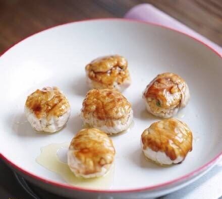 肉肉饭团,煎熟的饭团表面都刷上照烧汁，每面再煎十几秒就可以咯！