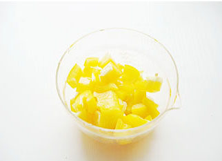 惹人口水直流的酸爽【酸汤肥牛】 ,黄菜椒洗净切块;