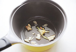 惹人口水直流的酸爽【酸汤肥牛】 ,另起一锅,锅内加入油,爆香<a style='color:red;display:inline-block;' href='/shicai/ 37'>姜</a>片和蒜片;