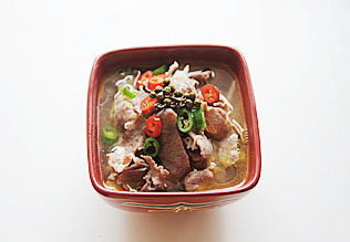 惹人口水直流的酸爽【酸汤肥牛】 ,麻椒、切成圈的青红辣椒铺在肥牛卷上,烧一大勺油(盛汤用的勺子),烧开后浇在麻椒和辣椒上即可。