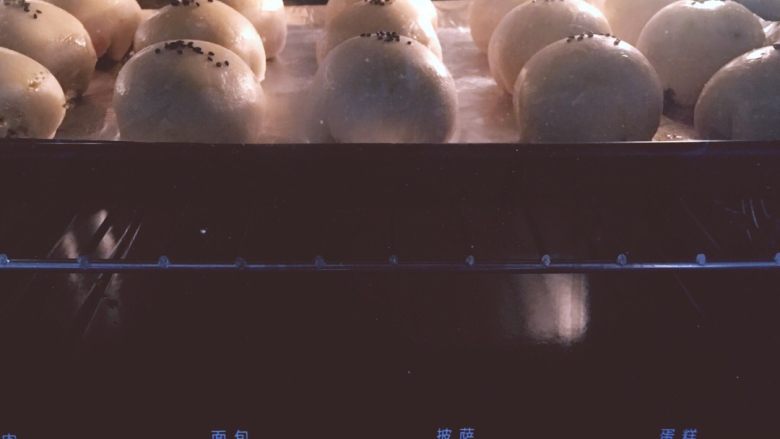 蛋黄酥,烤箱预热180度,中层30min即可