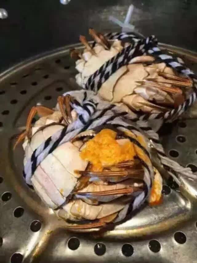 阳澄湖大闸蟹,大闸蟹放入锅中,加水漫过蟹,加啤酒,加盐,15分钟就好了