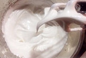 聚会必不可少的节日蛋糕,将煮好的糖浆缓缓倒入打发蛋白中同时高速搅拌至蛋白打发,呈现油漆般光泽的意式蛋白霜