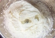 聚会必不可少的节日蛋糕,搅拌至黄油完全吸收,意式奶油霜制作完成